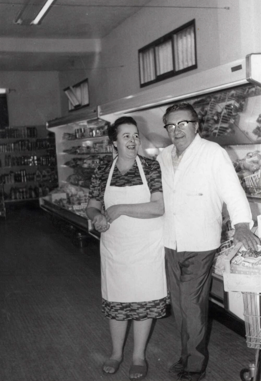 Amos e Maria nel minimarket di Castelveccana