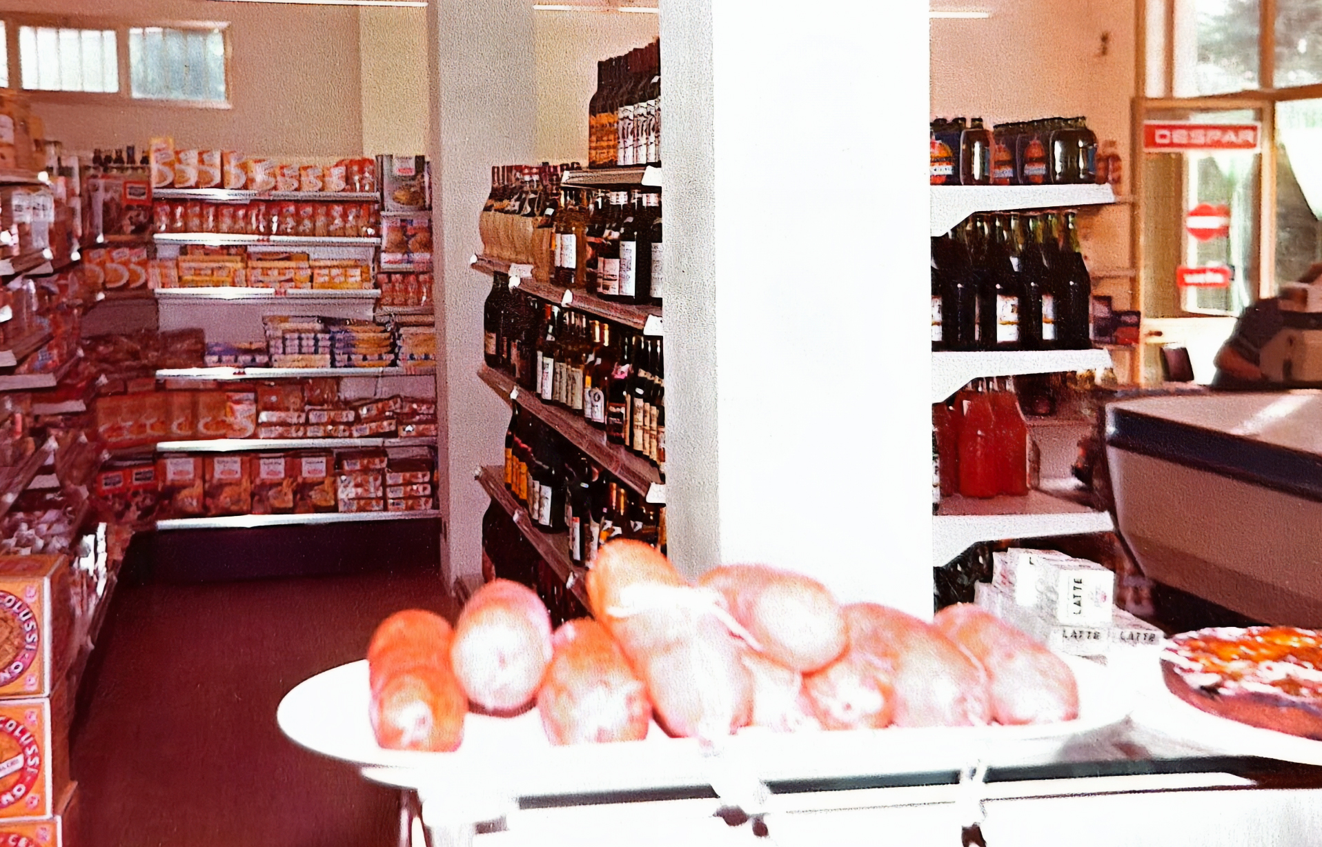 Gli scaffali del negozio storico